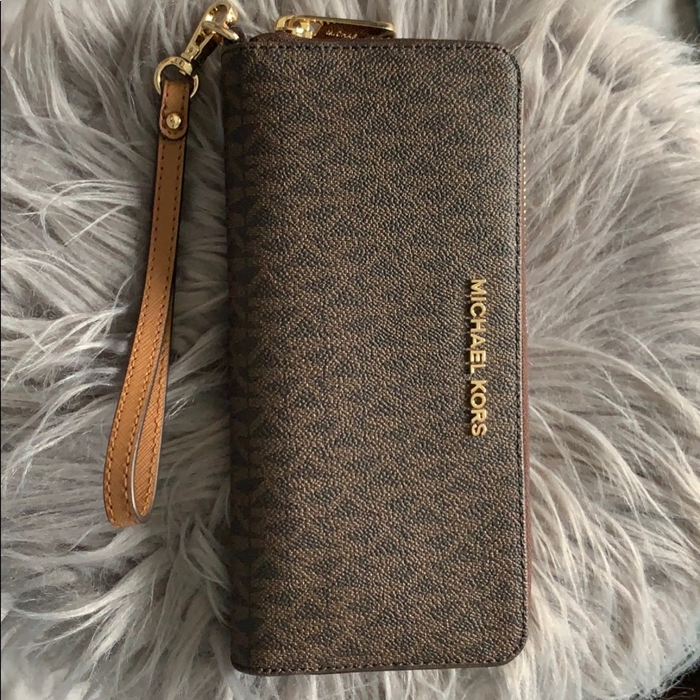 NEVER USED Michael Kors Logo Continental Wristlet